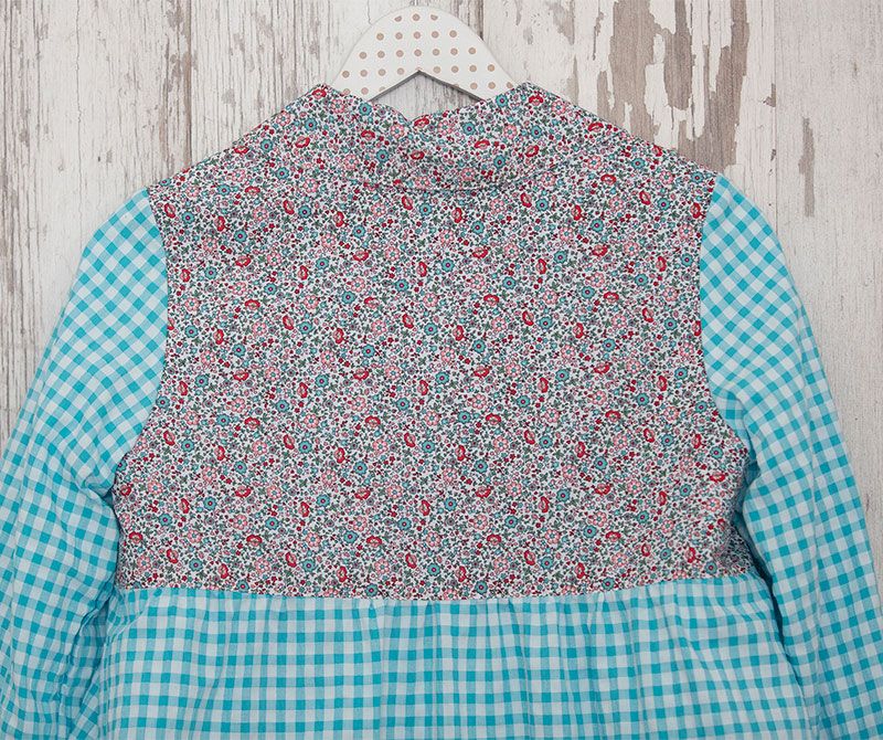 BATA-DE-COLEGIO-MAESTRA-AMANTALA-CORAZONES-TURQUESA-CANESÚ-ESPALDA