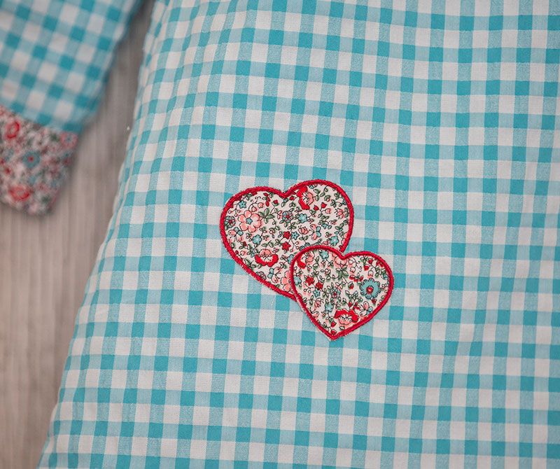 BATA-DE-COLEGIO-MAESTRA-AMANTALA-CORAZONES-TURQUESA-CORAZONES-ESPALDA-BAJA