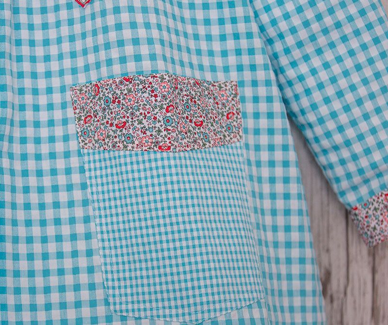 BATA-DE-COLEGIO-MAESTRA-AMANTALA-CORAZONES-TURQUESA-DETALLE-BOLSILLO-BAJA