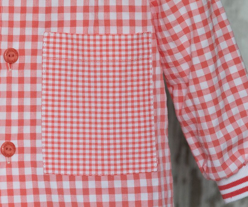 AMANTALA-UNISEX-SALMÓN-DETALLE-BOLSILLO-BAJA Bata de colegio unisex salmón