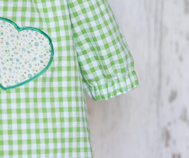 Bata de colegio Amantala Corazones verde hierba Bata de colegio Amantala Corazones verde hierba