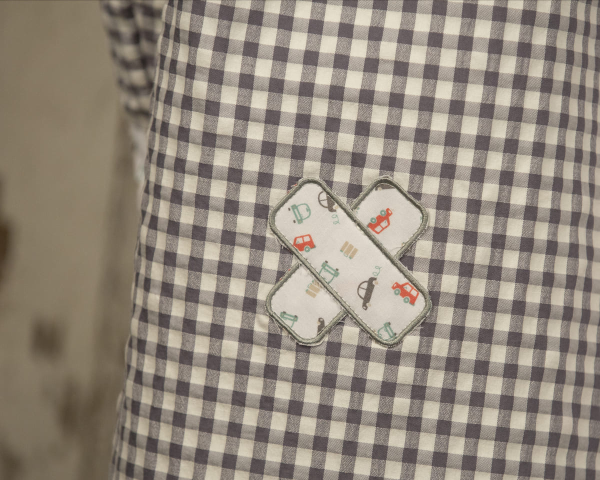 AMANTALA-COWBOY-FRUNCE-MAESTRO-GRIS-COCHES-DETALLE-TIRITA-ESPALDA