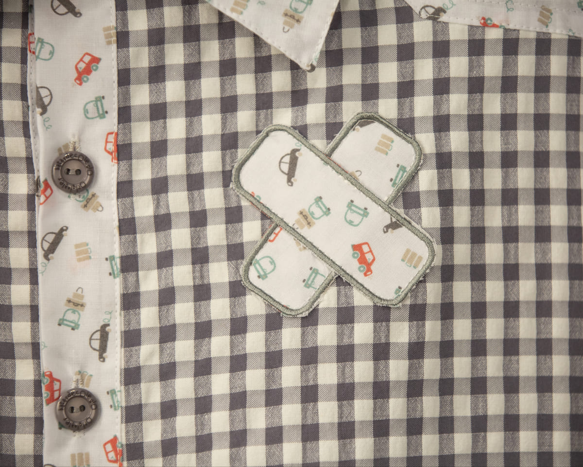 AMANTALA-COWBOY-FRUNCE-MAESTRO-GRIS-COCHES-DETALLE-TIRITA