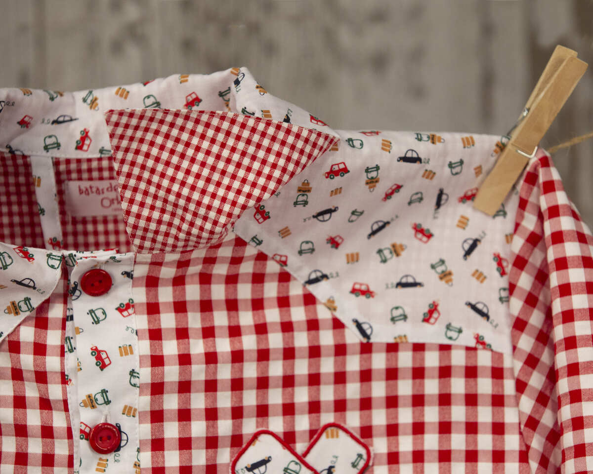 AMANTALA-COWBOY-FRUNCE- MAESTRO-VICHY-ROJA-COCHES-DETALLE-CUELLO-CONTRASTE