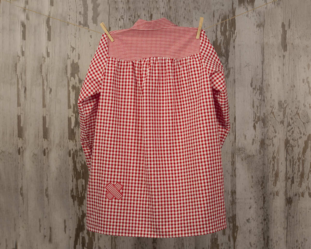 AMANTALA-COWBOY-FRUNCE-MAESTRO-VICHY-ROJO-DETALLE-ESPALDA