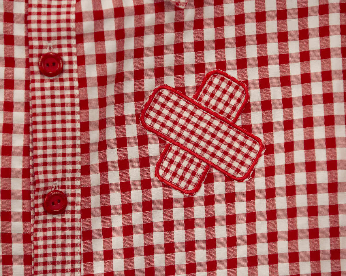 AMANTALA-COWBOY-FRUNCE-MAESTRO-VICHY-ROJO-DETALLE-TIRITA-DELANTERO