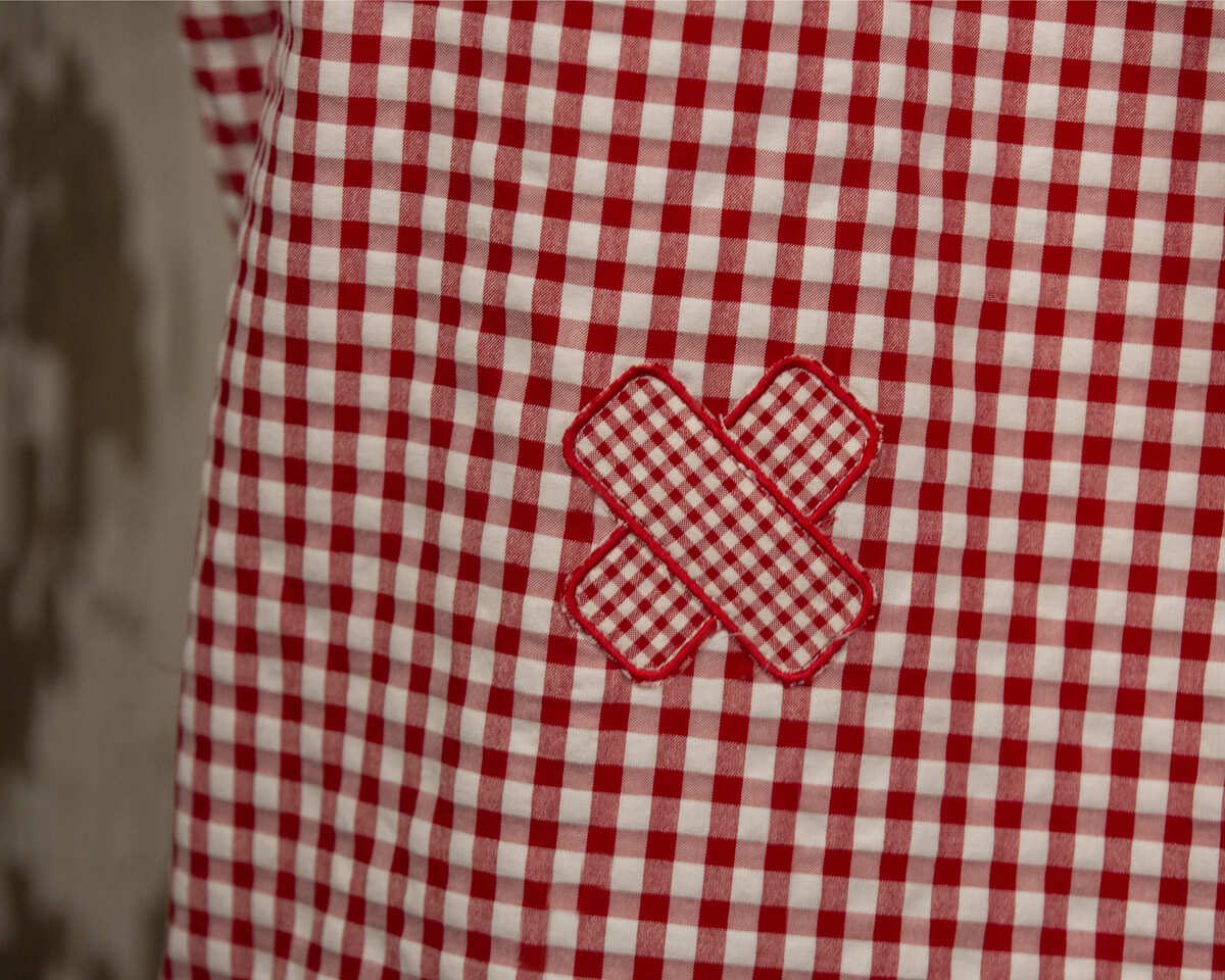 AMANTALA-COWBOY-FRUNCE-MAESTRO-VICHY-ROJO-DETALLE-TIRITA-ESPALDA