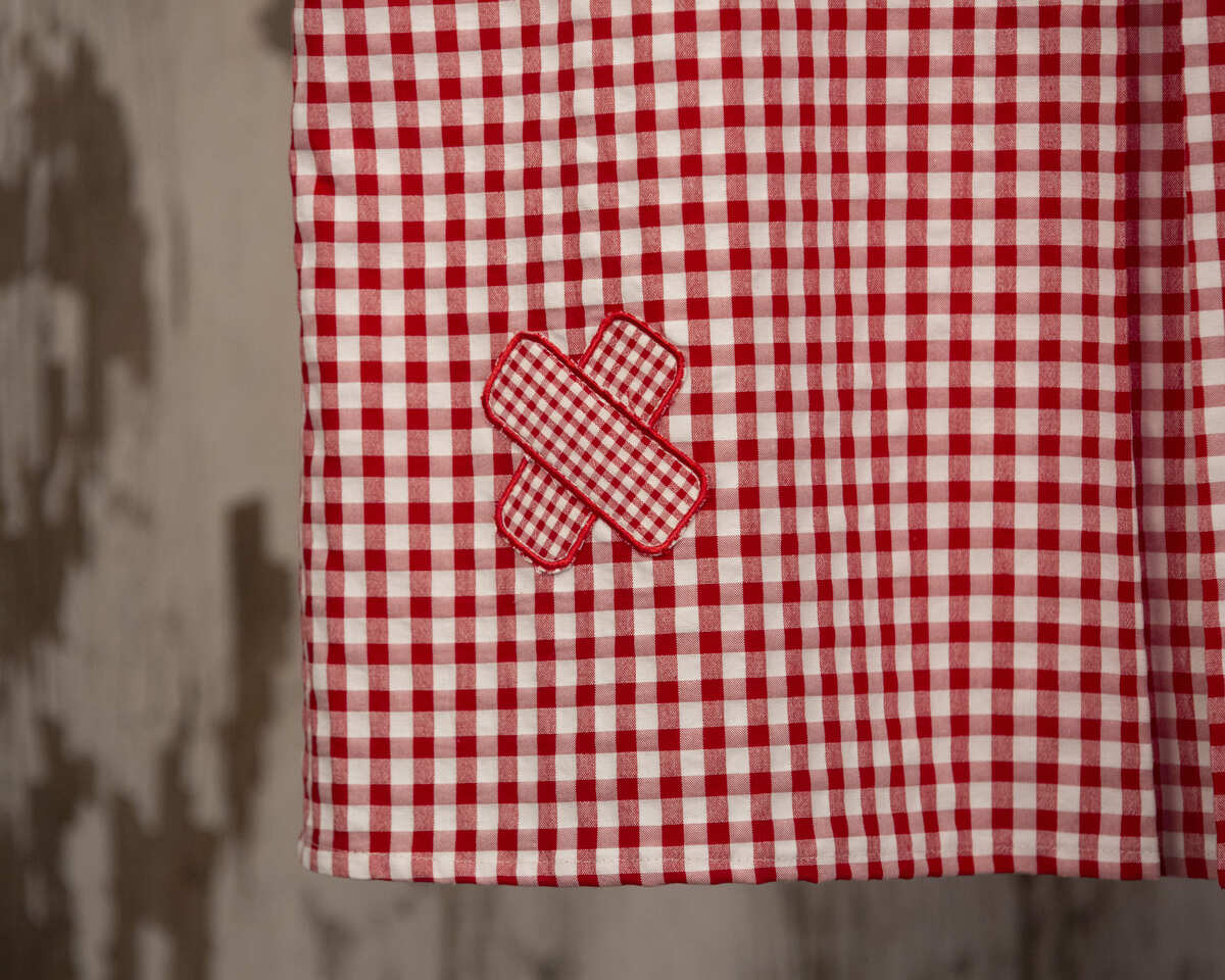 AMANTALA-COWBOY-PLIEGUE-MAESTRO-SIN-MANGAS-VICHY-ROJO-DETALLE-TIRITA-ESPALDA