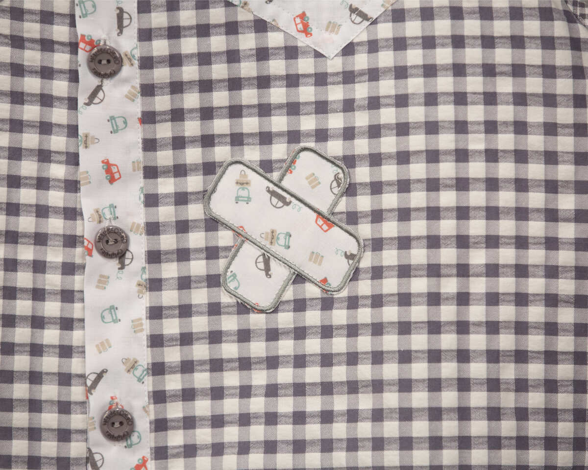 AMANTALA-MAESTRO-COWBOY-PLIEGUE-VERANO-GRIS-COCHES-DETALLE-TIRITA