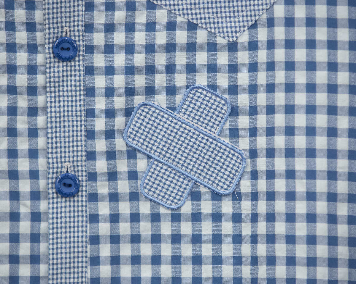 AMANTALA-MAESTRO-COWBOY-PLIEGUE-VERANO-VICHY-AZUL-DETALLE-TIRITA-DELANTERA