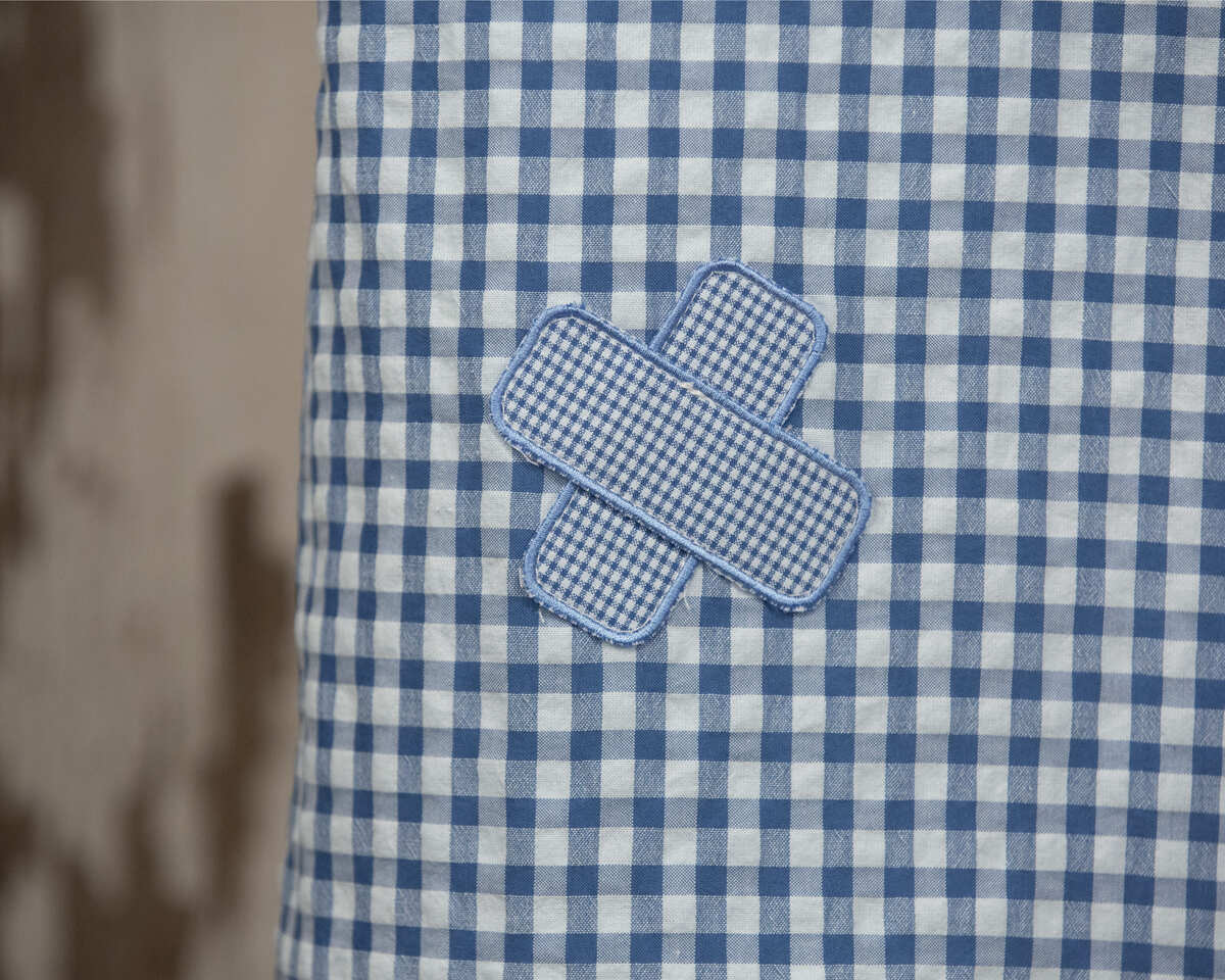 AMANTALA-MAESTRO-COWBOY-PLIEGUE-VERANO-VICHY-AZUL-DETALLE-TIRITA-ESPALDA