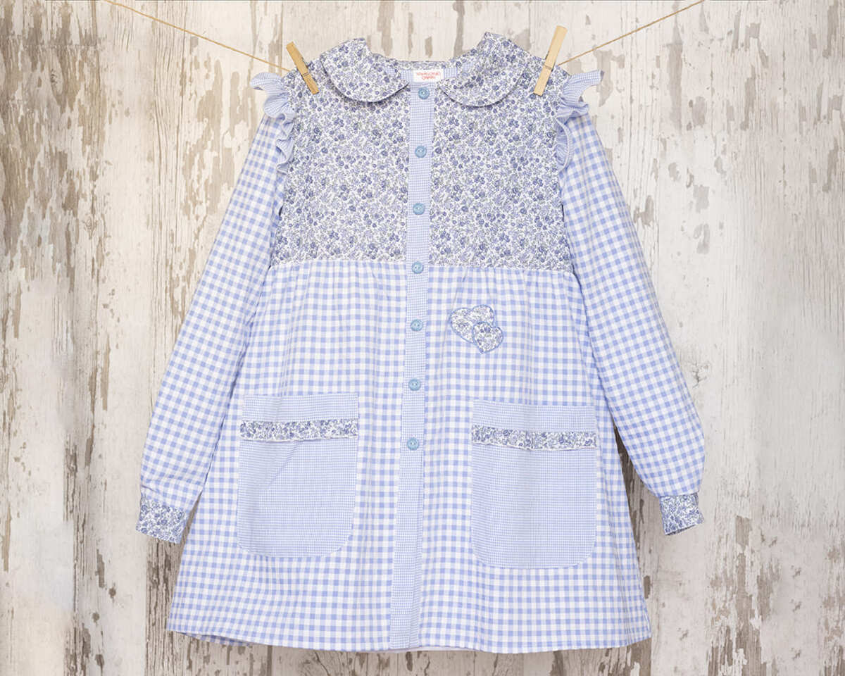 Bata de maestra amantala volantes muñequita azul manga larga