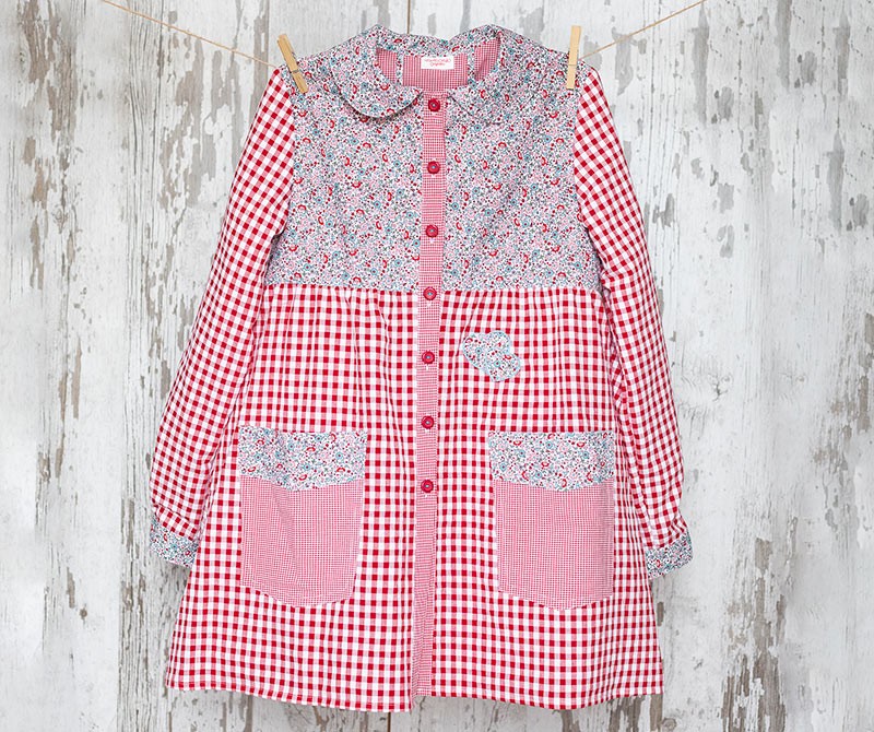 Bata de maestra amantala corazones carmín