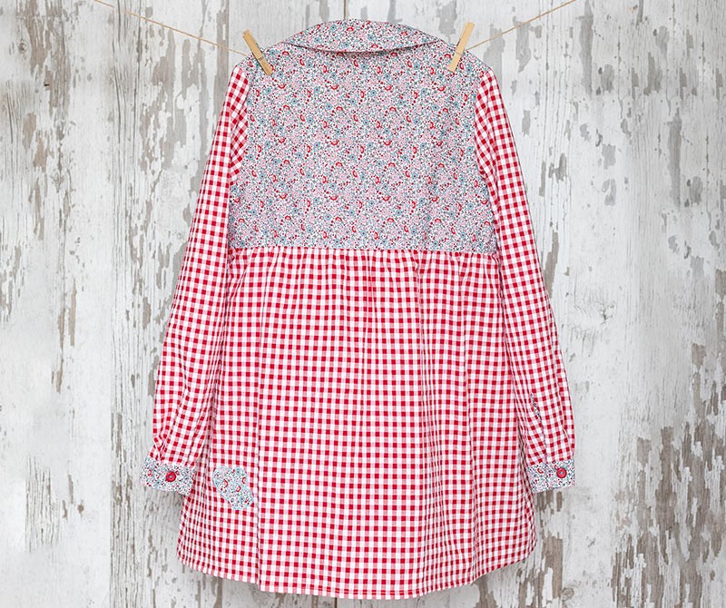 Bata de maestra amantala corazones carmín